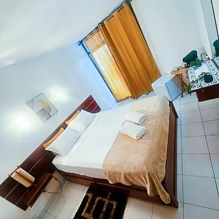 Habitación en casa particular Charmoso A 300m Da De Olhos De água ! *