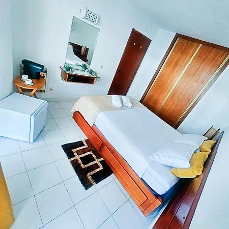 Quarto em Acomodações Particulares Charmoso A 300m Da De Olhos De Agua !