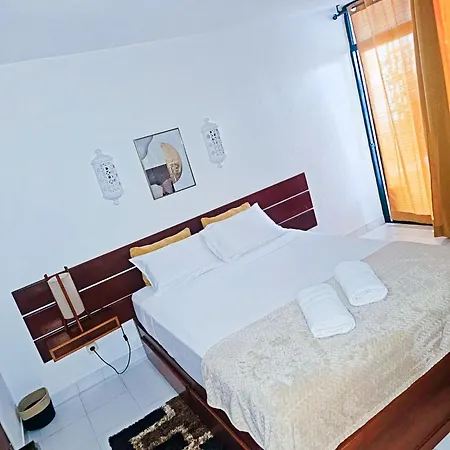 Quarto em Acomodações Particulares Charmoso A 300m Da De Olhos De Agua !